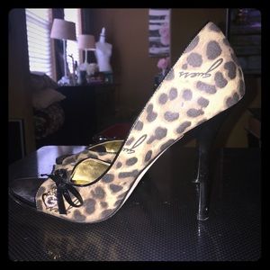 Beautiful Guess leopard print open toe heels 👠